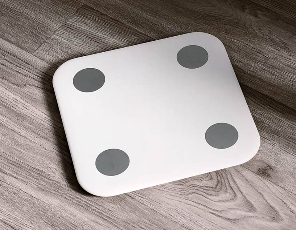 Весы Xiaomi Smart Scale 2 на деревянной поверхности